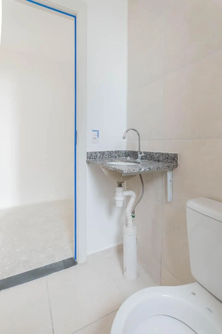 2-bedroom apartment with a suite and a glass balcony — photo 32