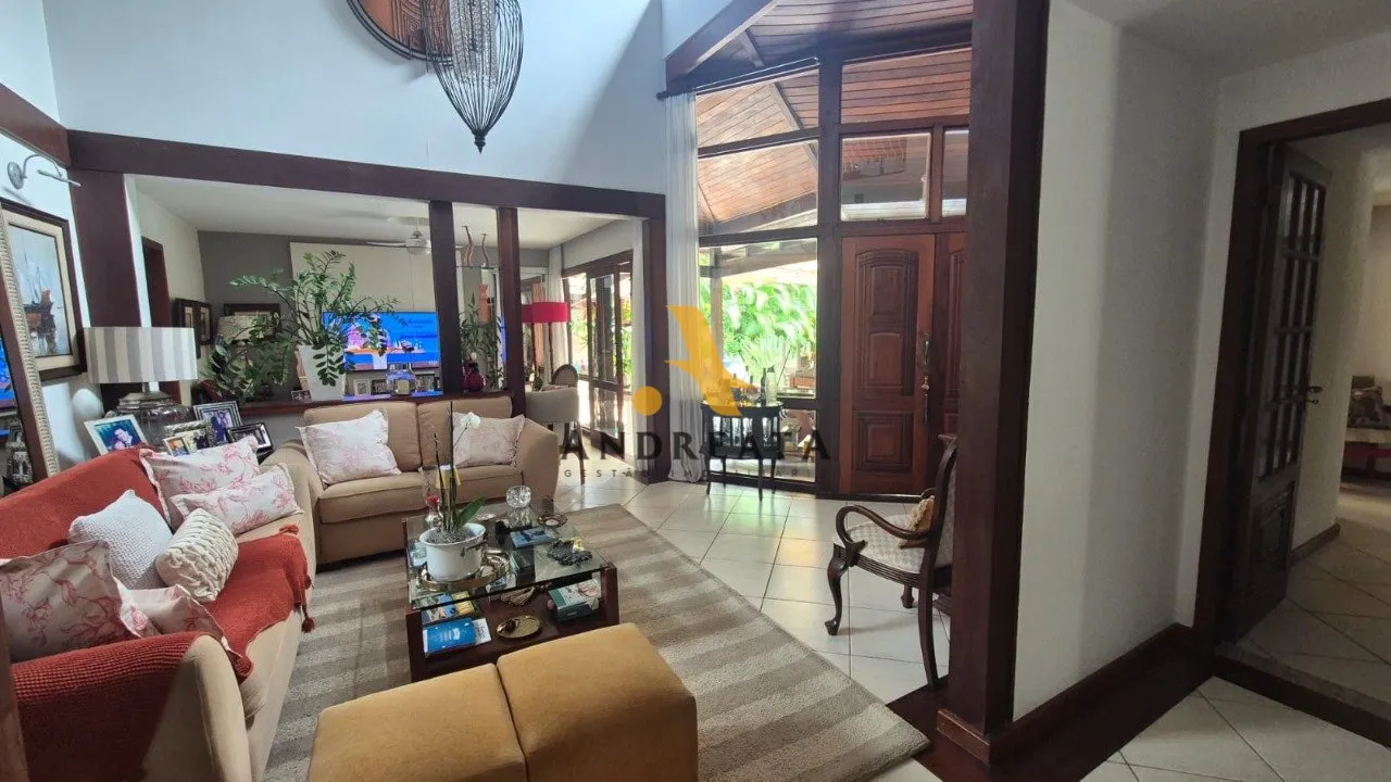 Casa de 307 m² com janelas do piso ao teto e banheira — photo 47