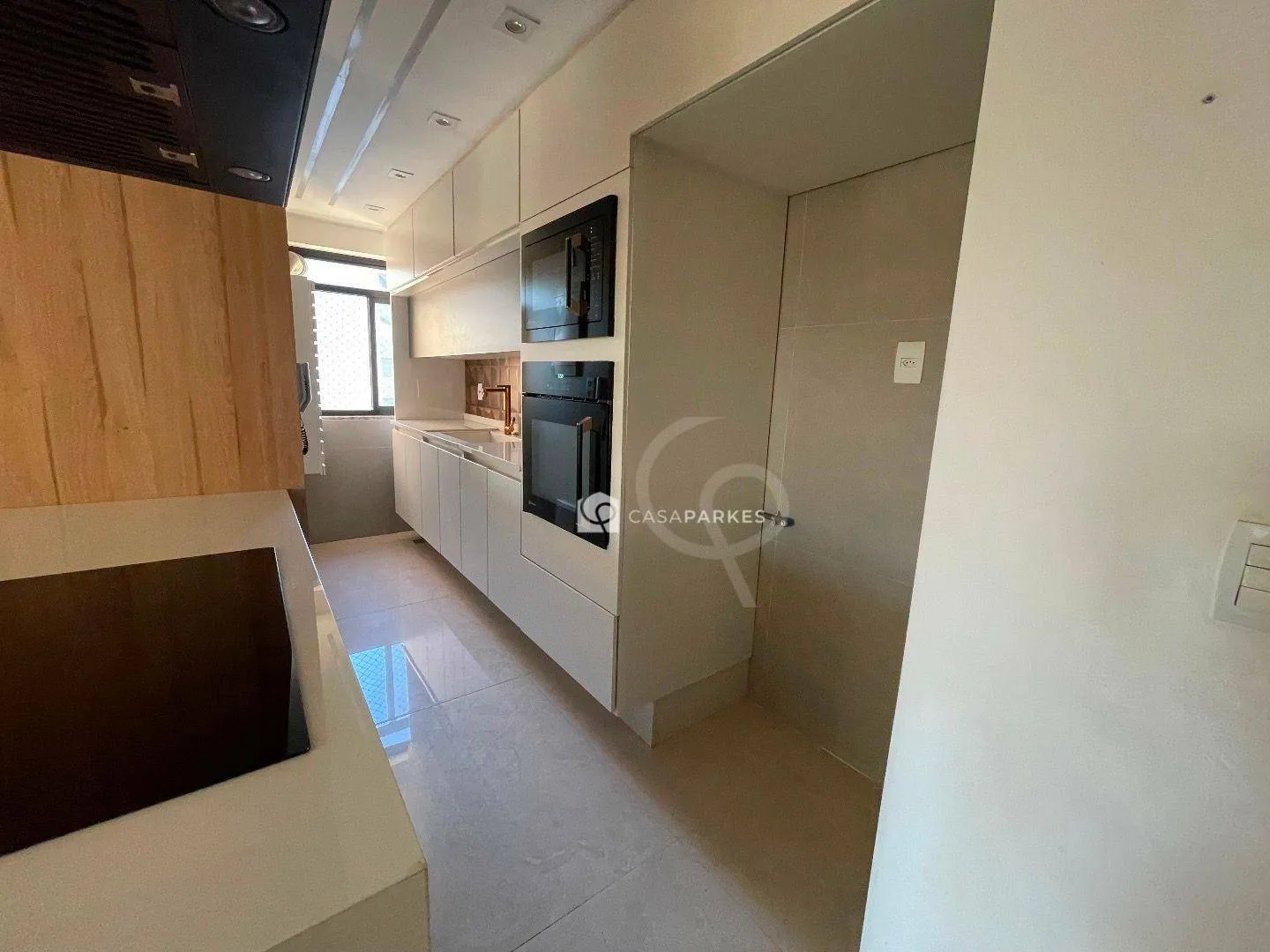 Balcony with a grill in a 3-bedroom apartment, 120 m² — photo 3