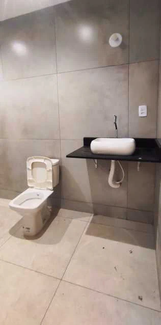 House with 3 bedrooms and a glass shower enclosure — photo 10