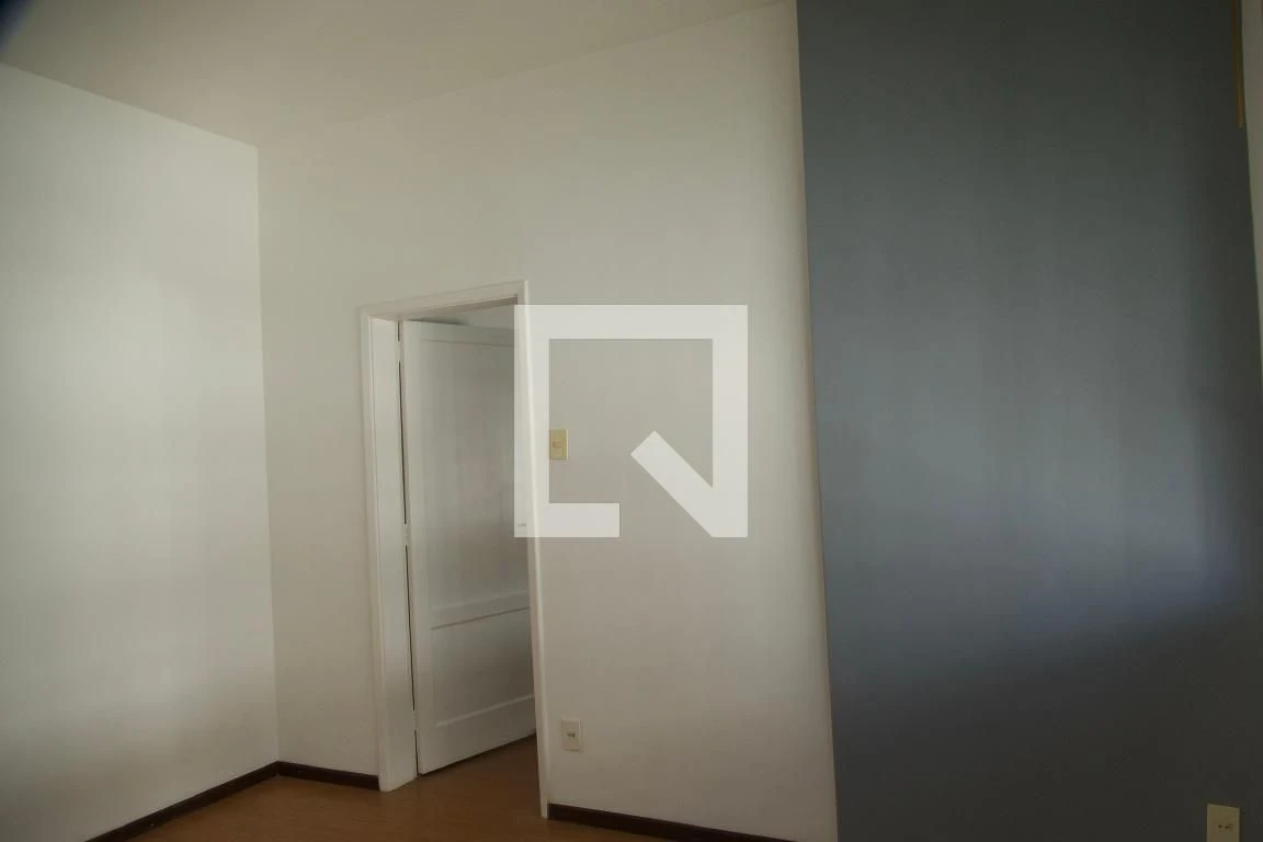 Unfurnished 1-bedroom apartment with a separate kitchen — photo 19