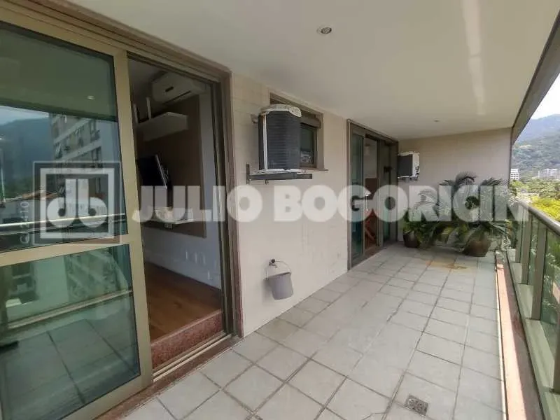 Furnished apartment with 3 bedrooms and a balcony — photo 17