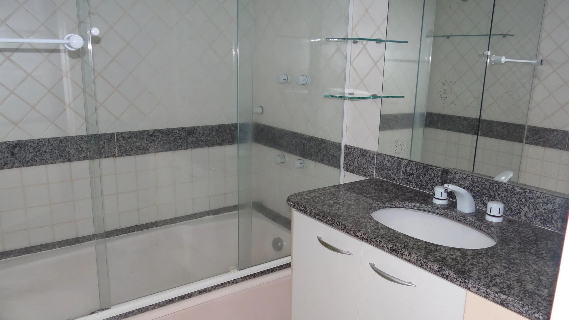 Apartamento sin amueblar con 3 dormitorios y balcón — photo 40