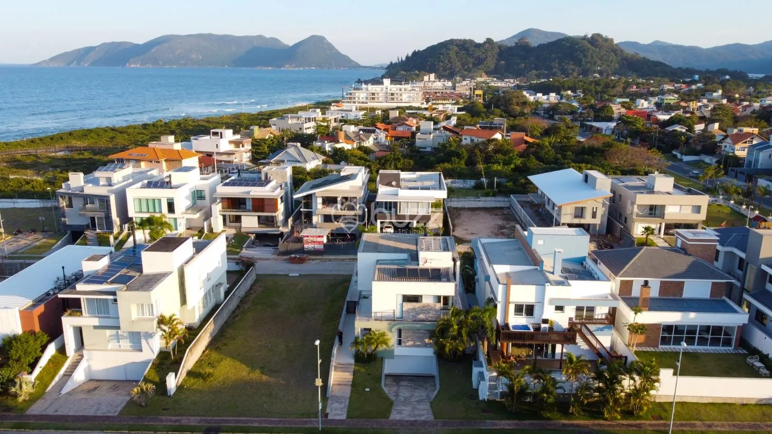Water view in a 5-bedroom house, 343 m² — photo 40