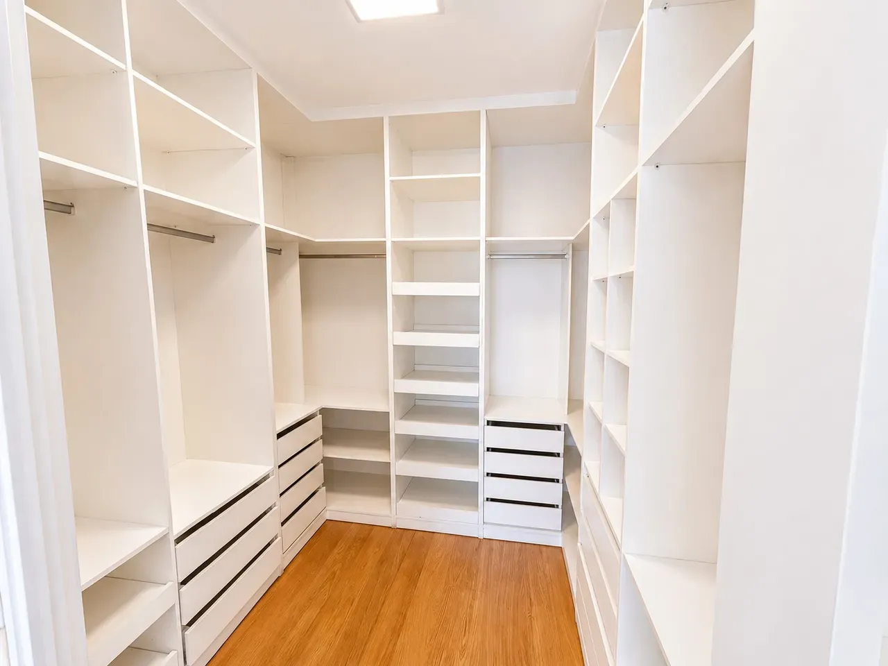 Unfurnished apartment with 4 bedrooms and 5 bathrooms — photo 36