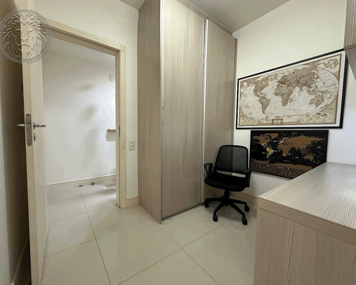 Balcony with a grill in a 2-bedroom apartment, 91 m² — photo 3