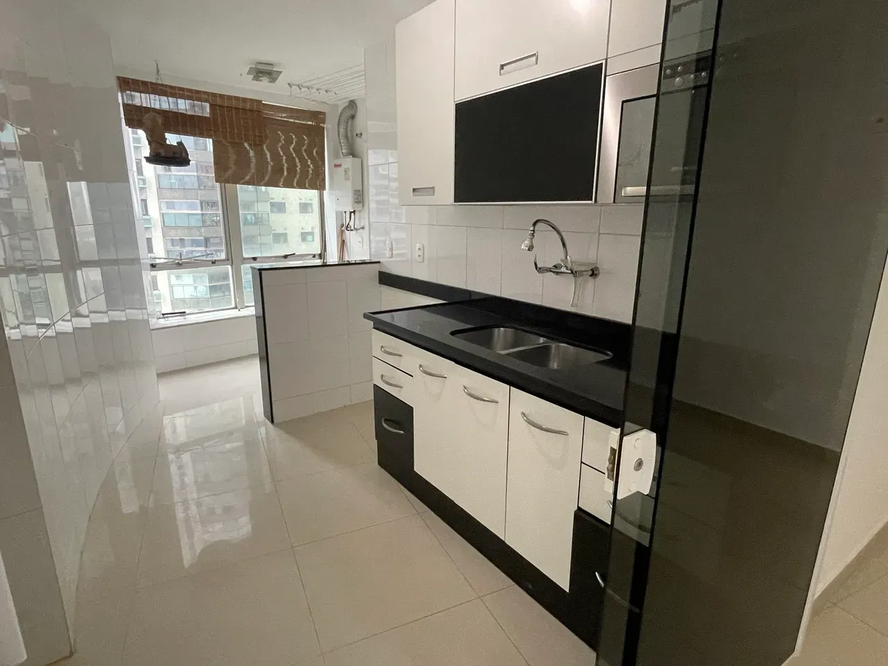Unfurnished apartment with floor to ceiling windows — photo 35