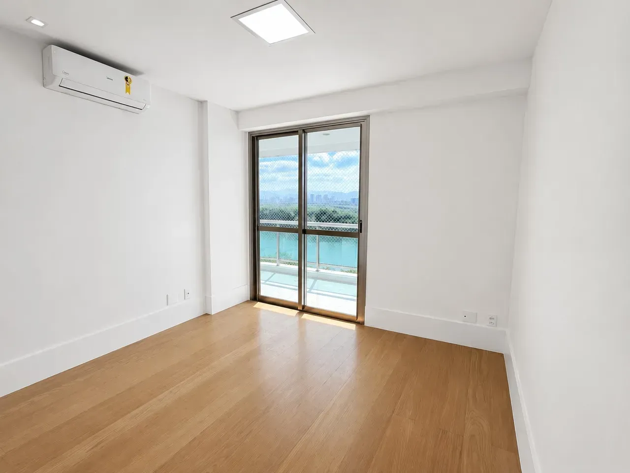 Unfurnished apartment with 4 bedrooms and 5 bathrooms — photo 18