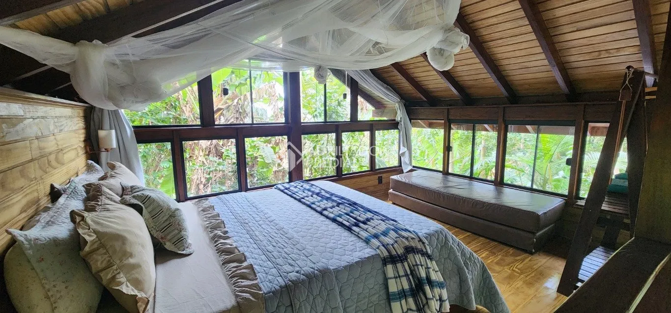 Furnished house with a balcony, 6 bedrooms and 3 baths — photo 3