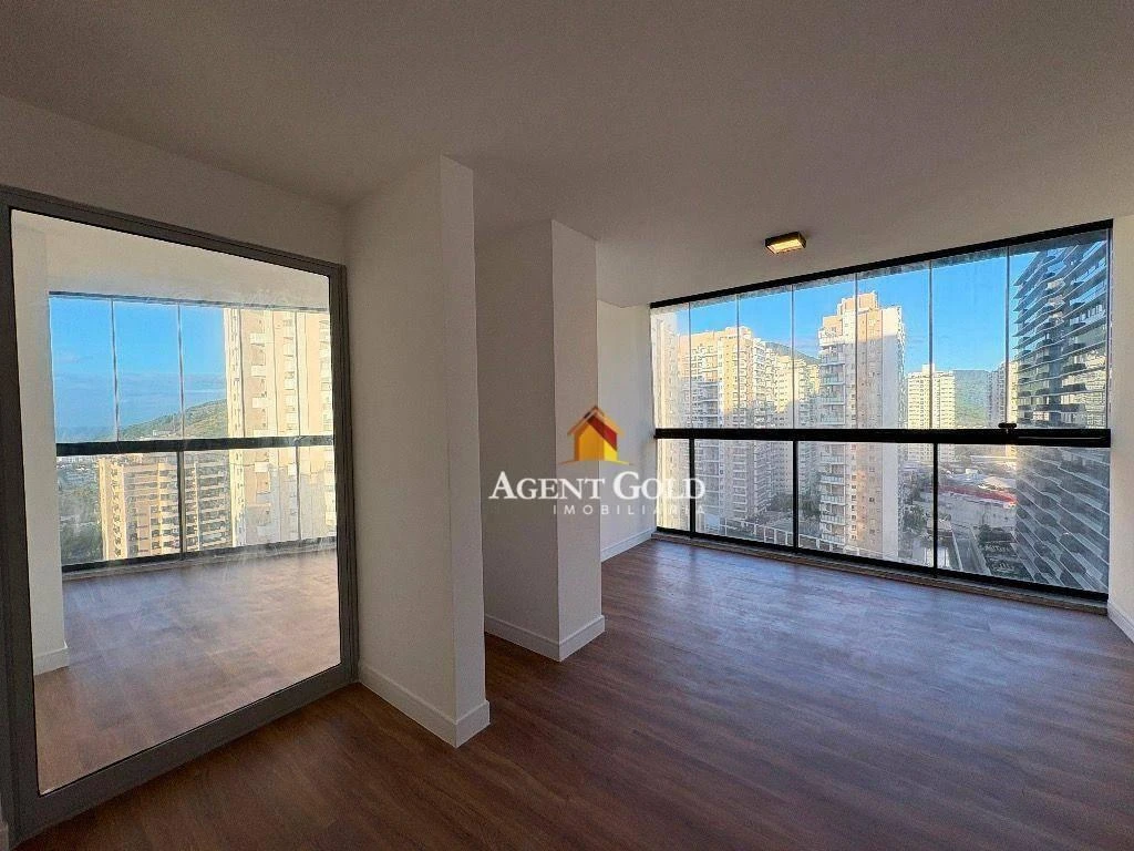 Glass-enclosed balcony in a 3-bedroom apartment, 121 m² — photo 10