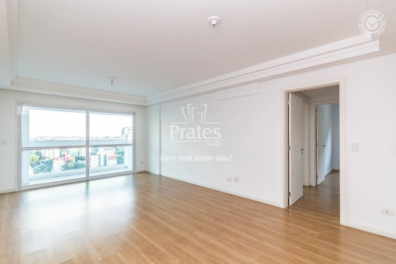 Balcony with a grill in a 2-bedroom apartment, 99 m² — photo 4