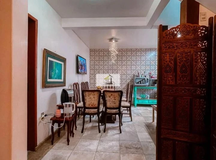 200 m² apartment with 3 bedrooms and 2 bathrooms — photo 2