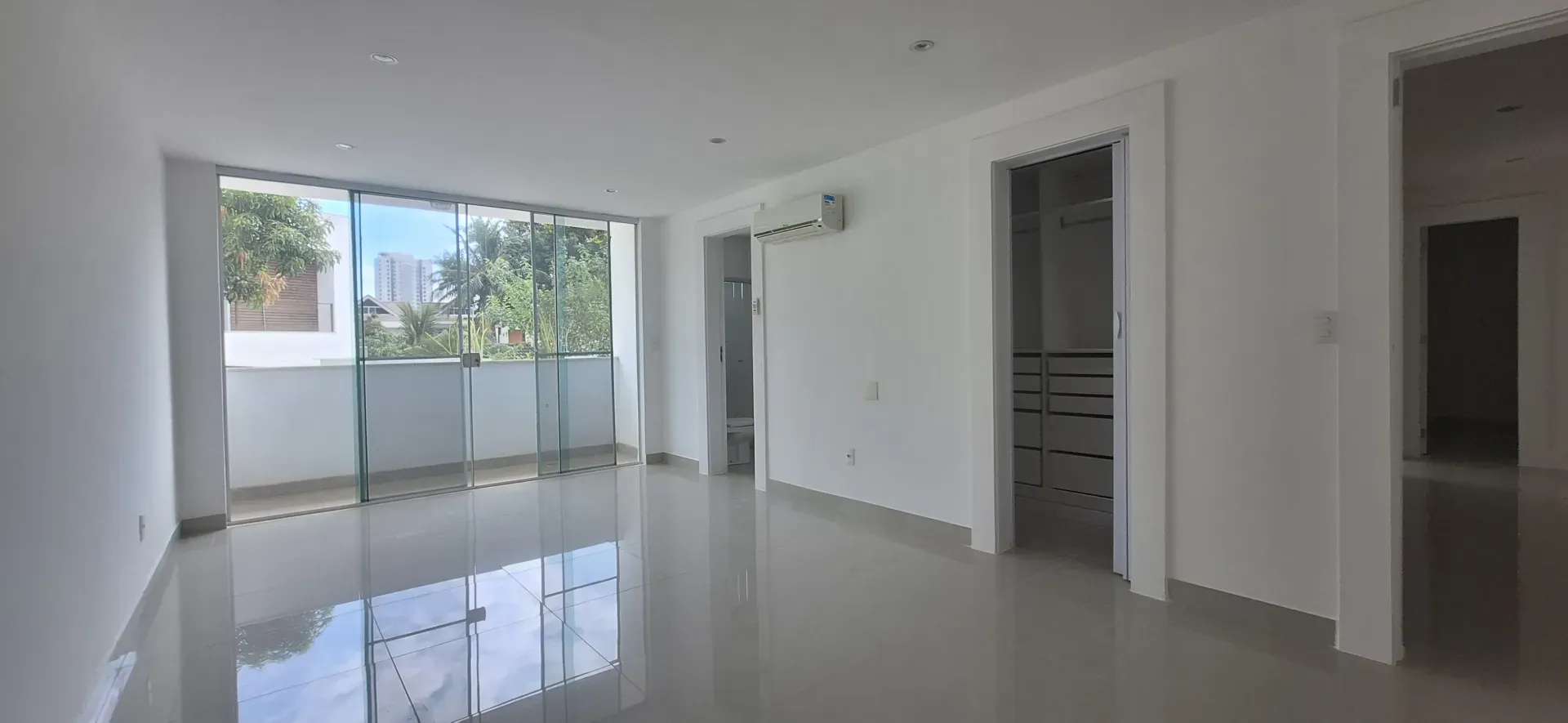 House with 900 m², 5 bedrooms and 4 parking spots — photo 28