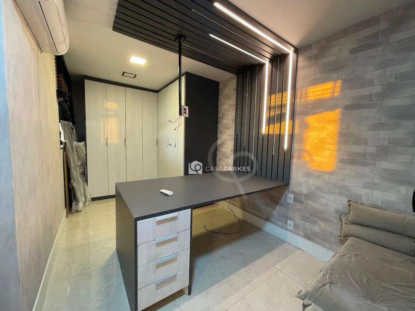 Balcony with a grill in a 3-bedroom apartment, 120 m² — photo 11