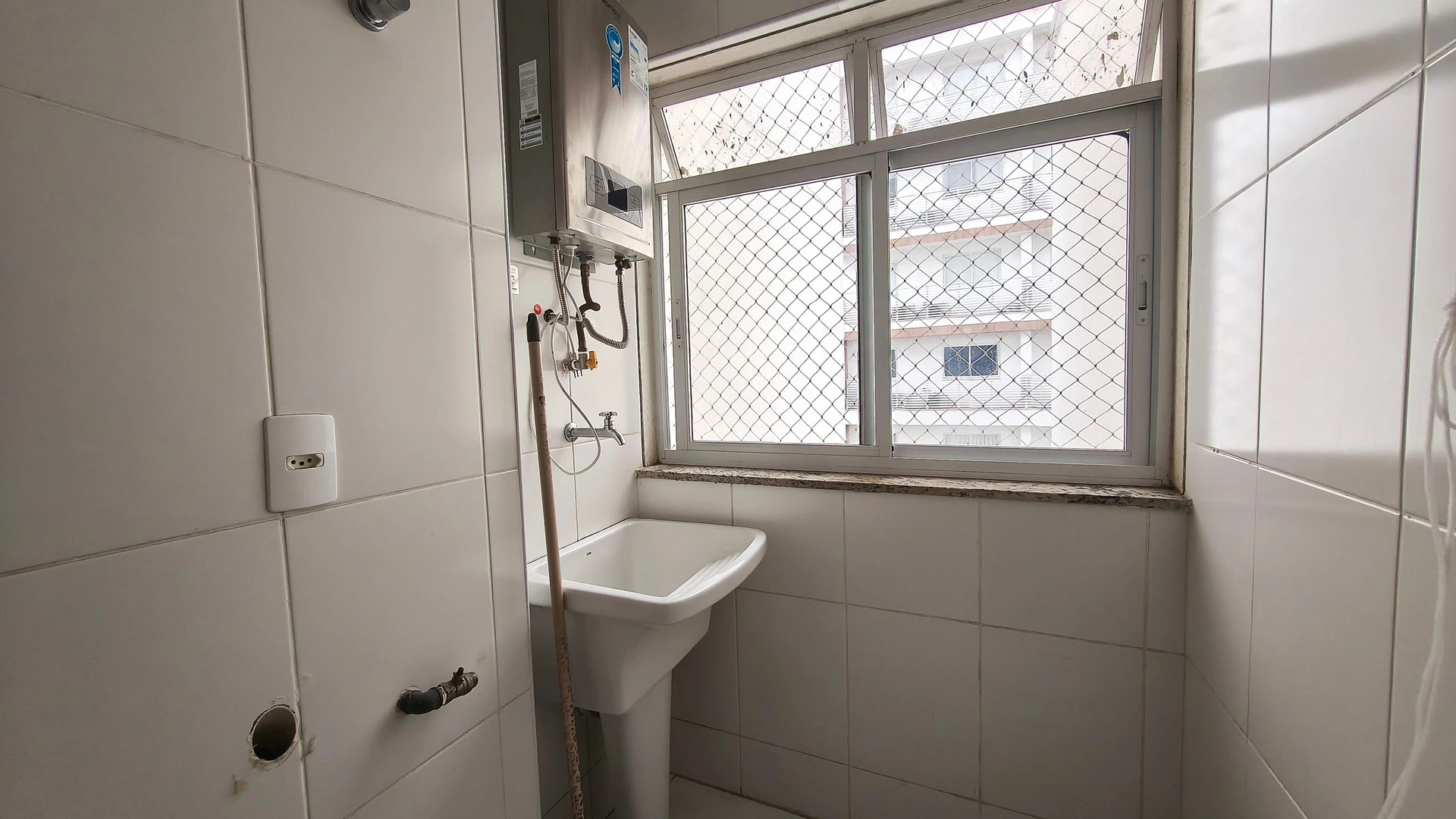Glass-enclosed balcony in a 3-bedroom apartment, 87 m² — photo 23