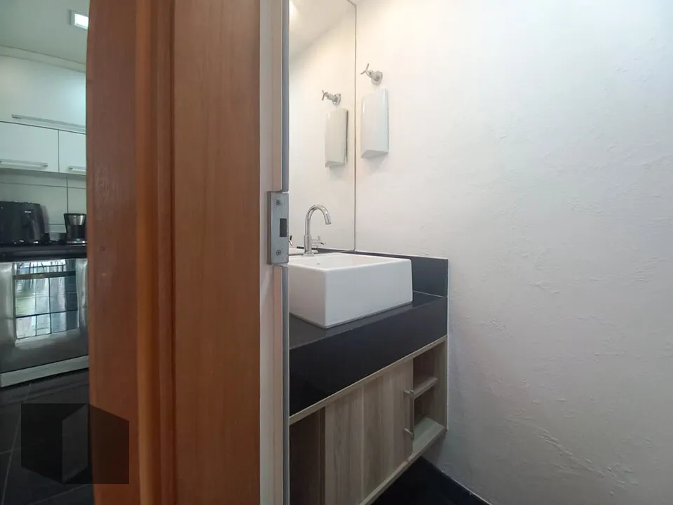 Furnished 3-bedroom apartment with 3 baths and balcony — photo 19