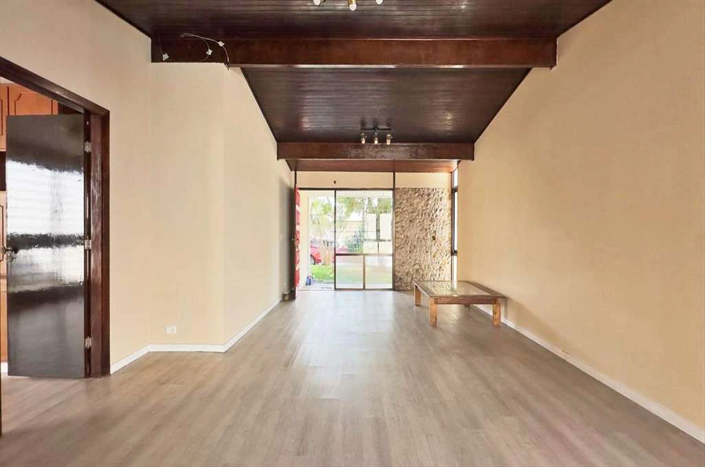 Single-story house with 3 bedrooms and an electric stove — photo 3