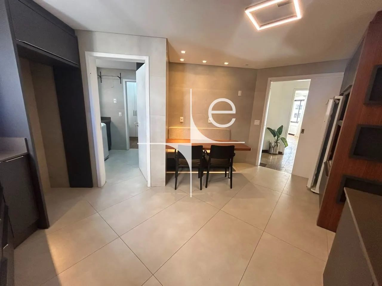 254 m² apartment with a walk-in closet and a home office — photo 14