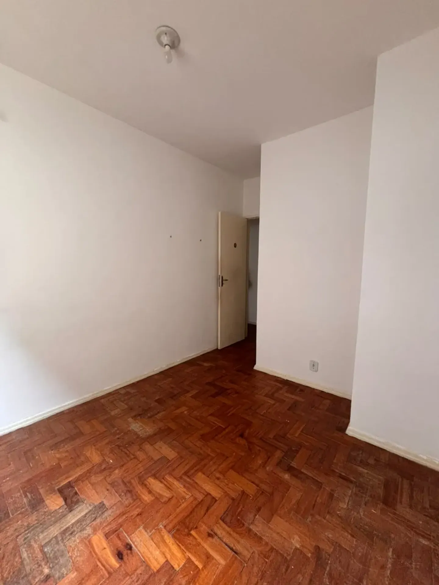 2-bedroom apartment with wood or laminate floors — photo 9