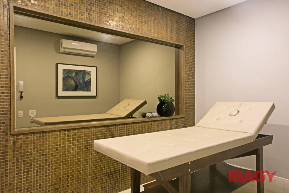 Furnished 2-suite apartment with enclosed balcony — photo 32