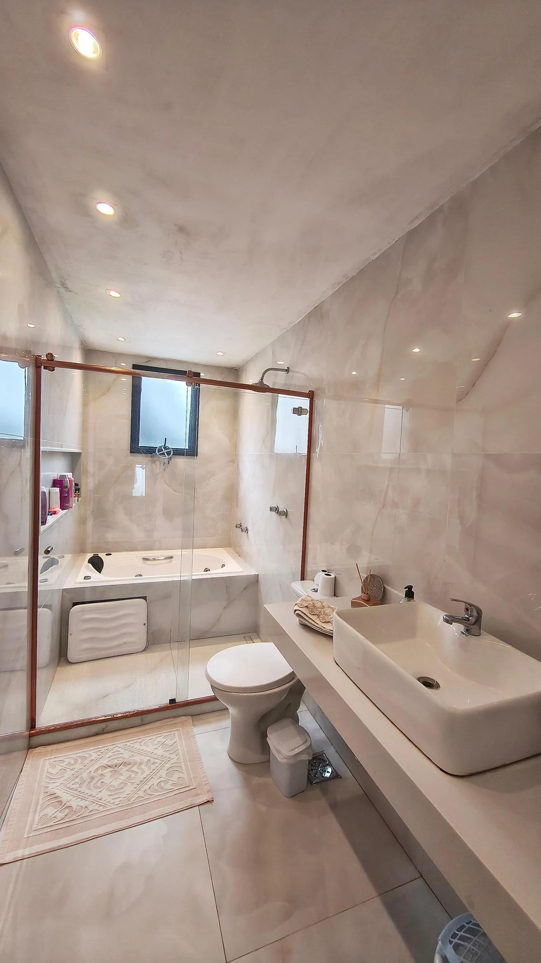Jacuzzi in a 5-bedroom house, 350 m² — photo 49