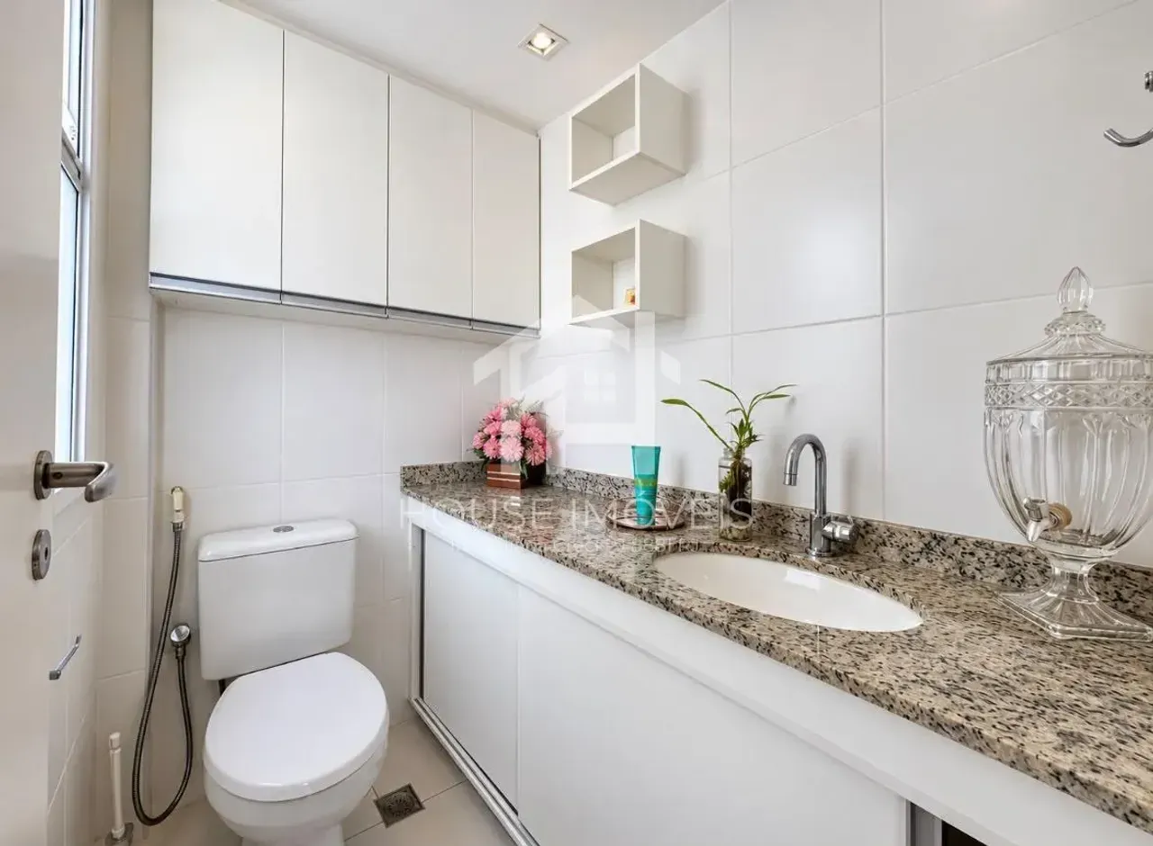 Панорамные окна и 3 спальни: квартира 150 м² — photo 27