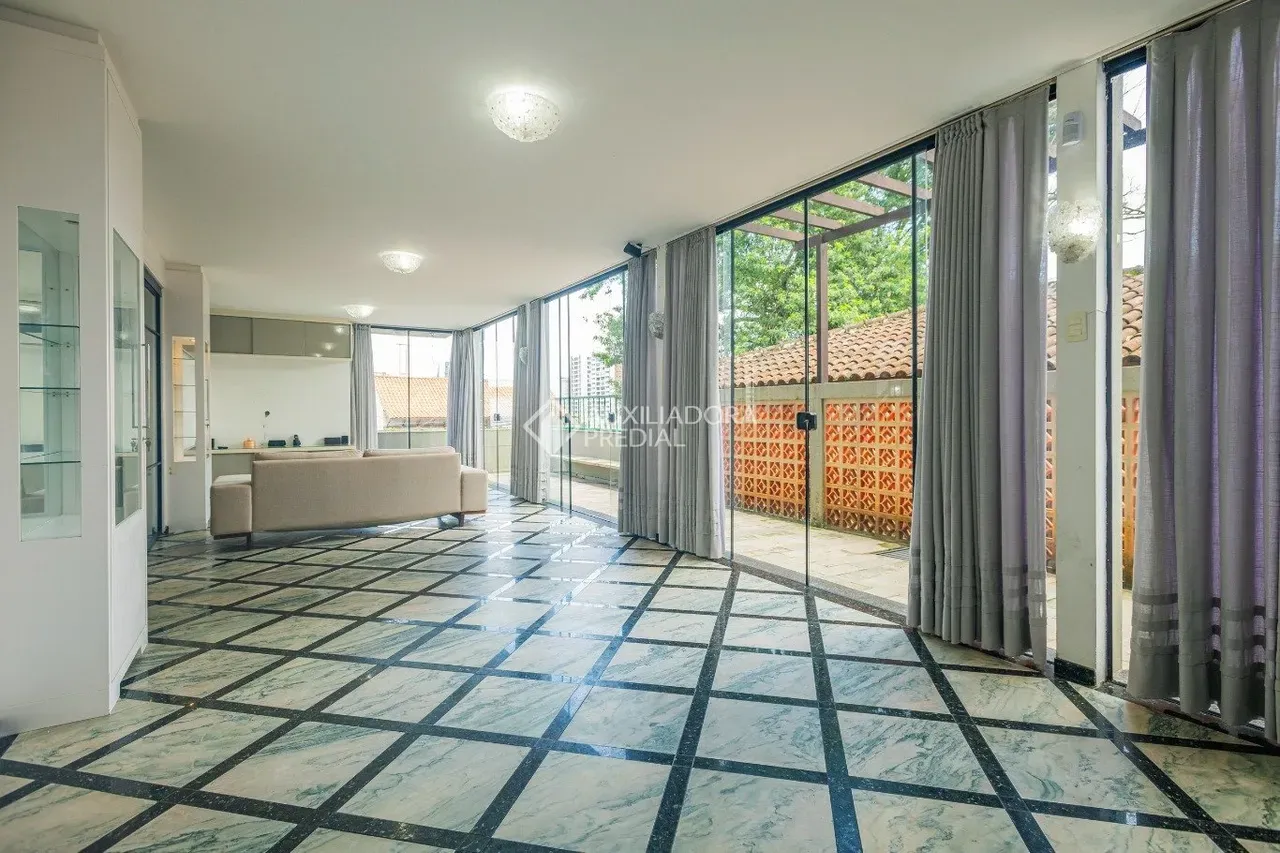 Casa com 4 dormitórios e 5 banheiros, cozinha a gás