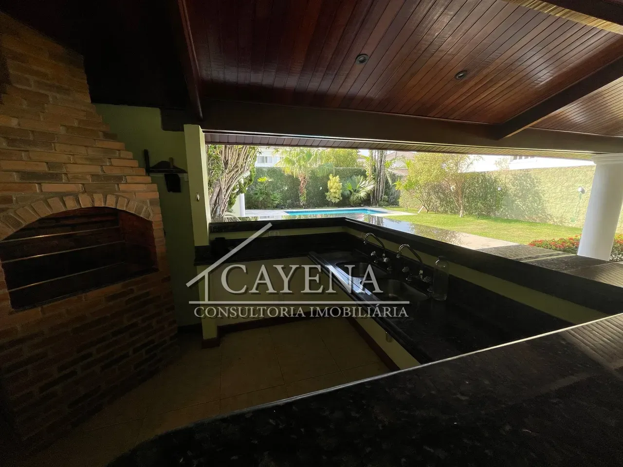 4 quartos e banheira: casa de 650 m² — photo 35