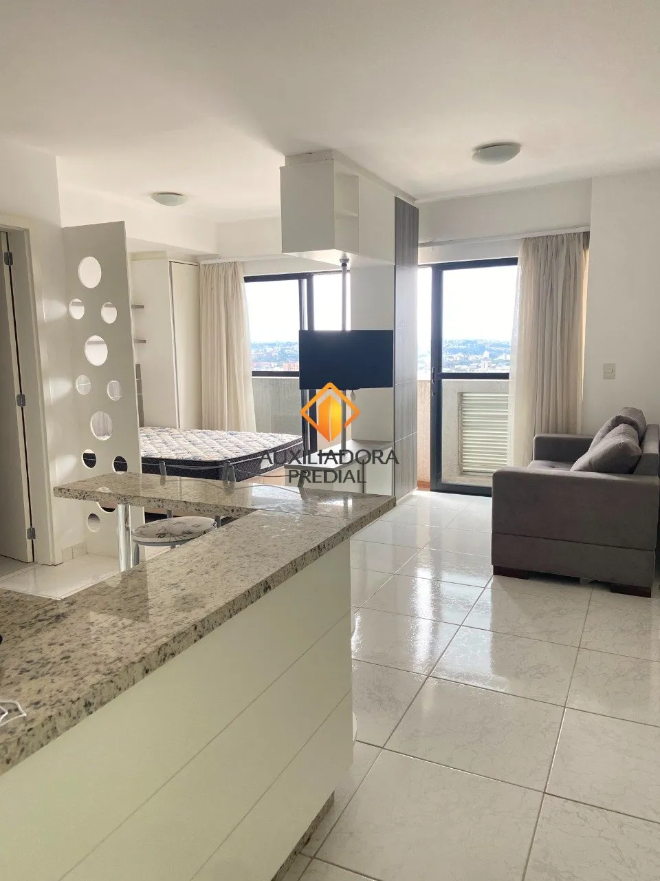 Furnished 1-bedroom apartment with open kitchen — photo 2