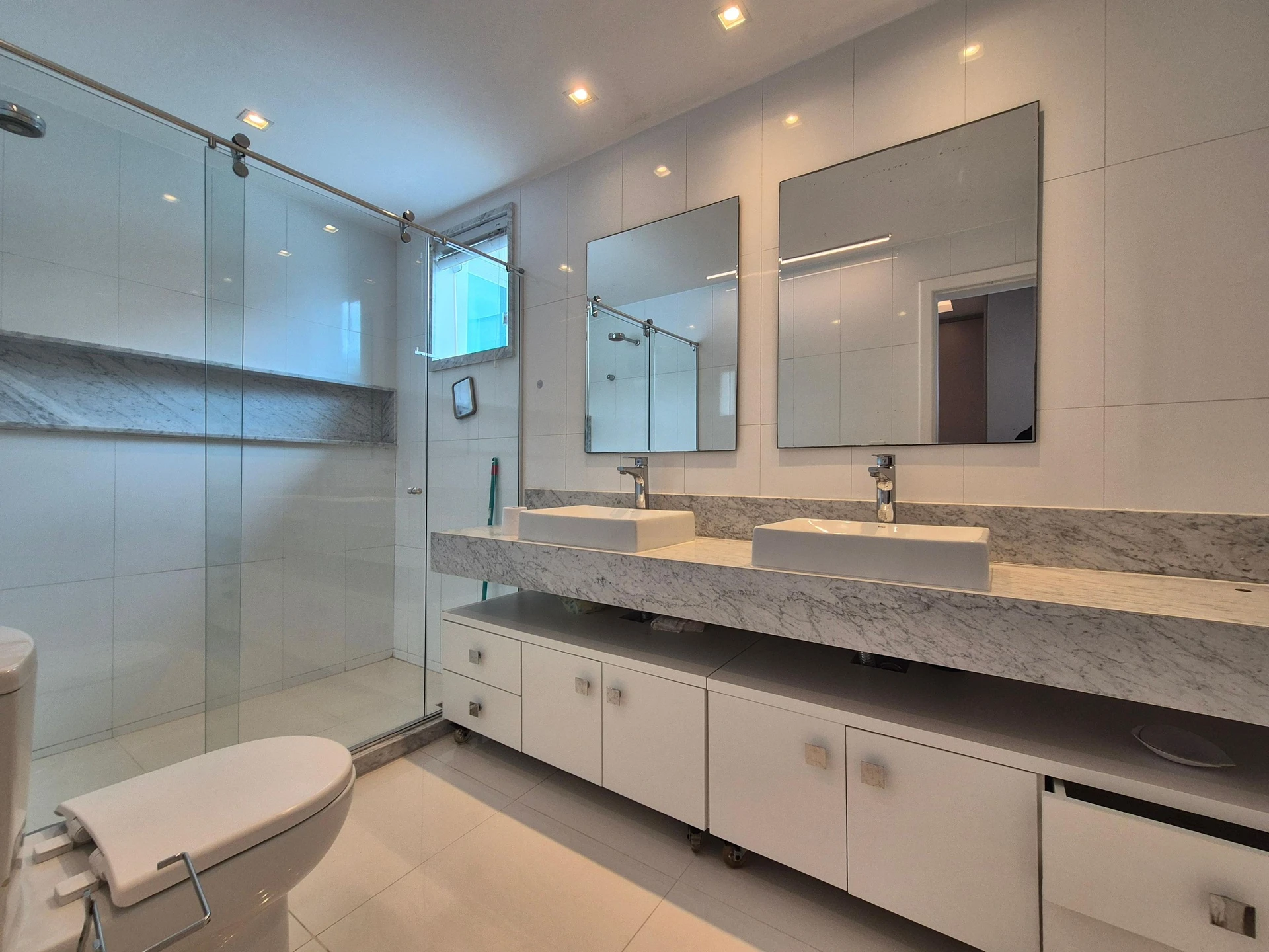 5-bedroom house with floor-to-ceiling windows — photo 47