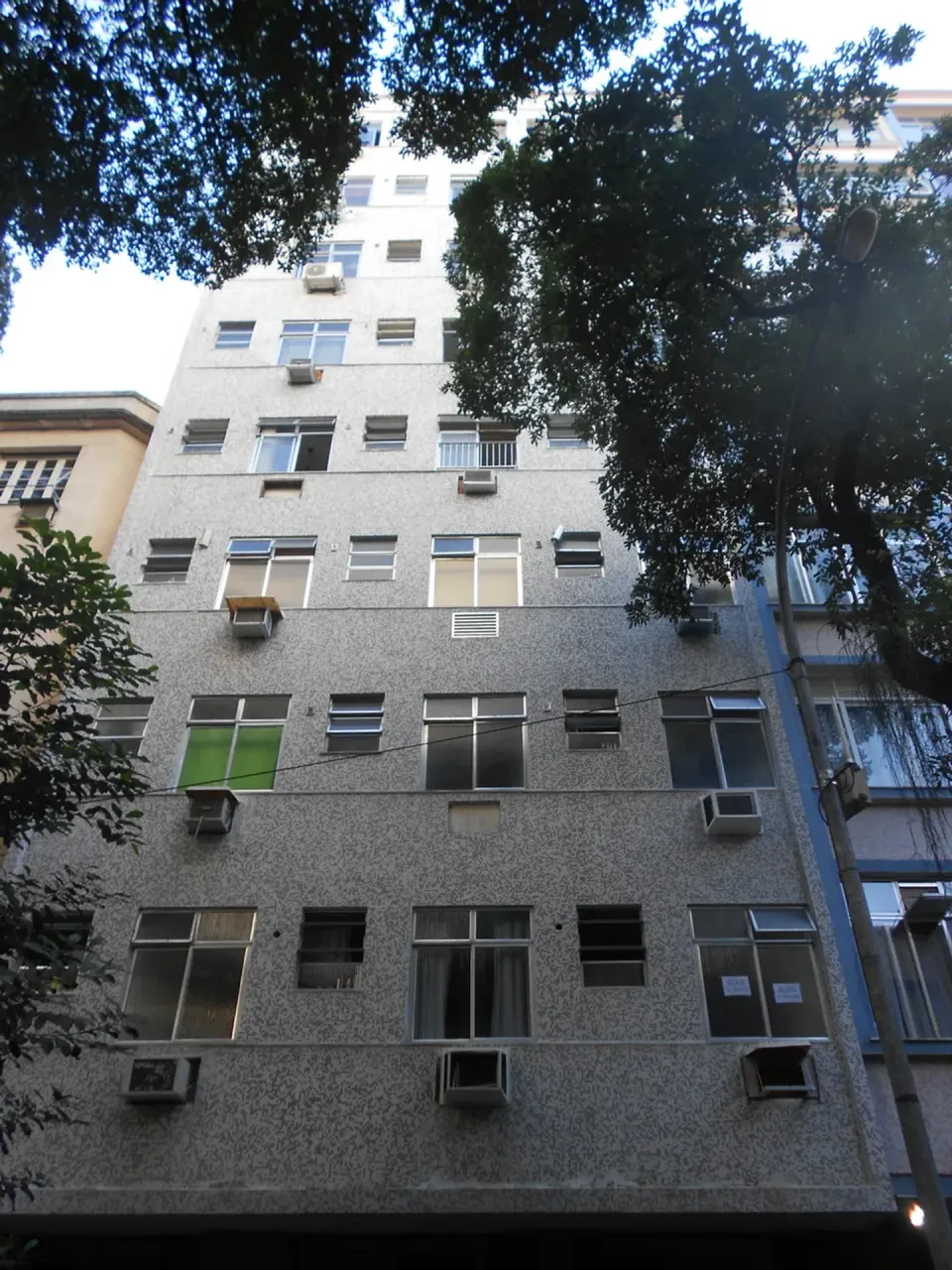 Studio mobiliário com 1 quarto e piso de madeira
