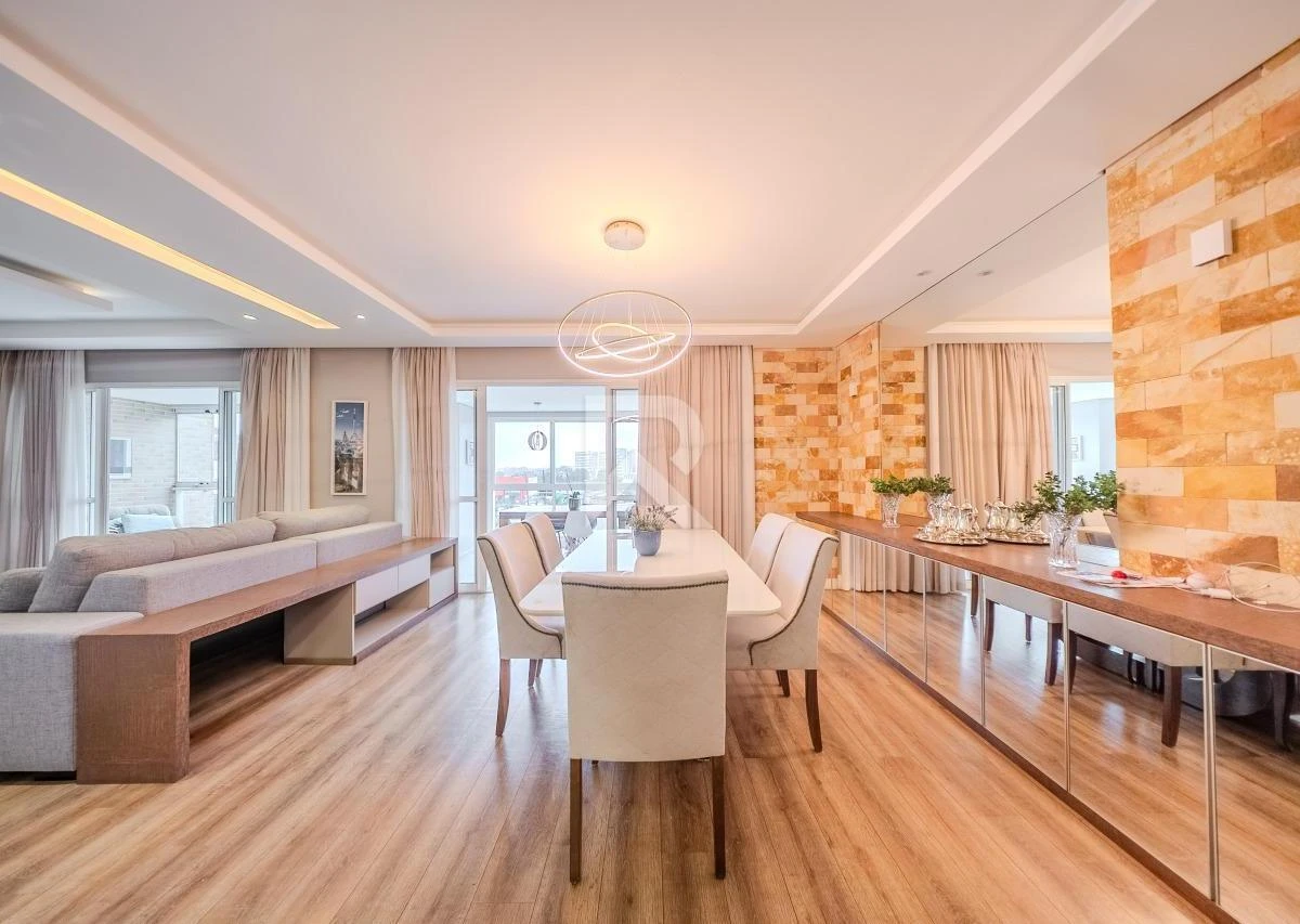 Glass-enclosed balcony in a 3-bedroom apartment, 166 m² — photo 28
