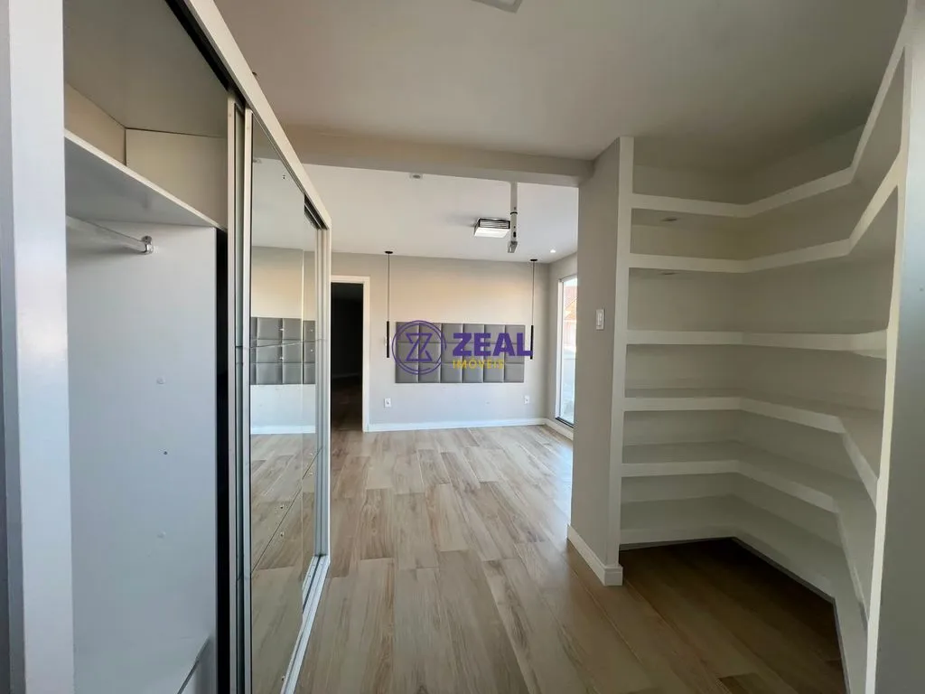 Casa de 280 m² com janelas do piso ao teto e varanda gourmet — photo 28
