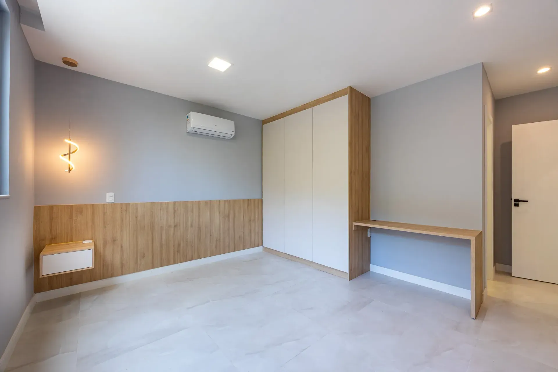 Furnished house with 5 suites and floor-to-ceiling windows — photo 17