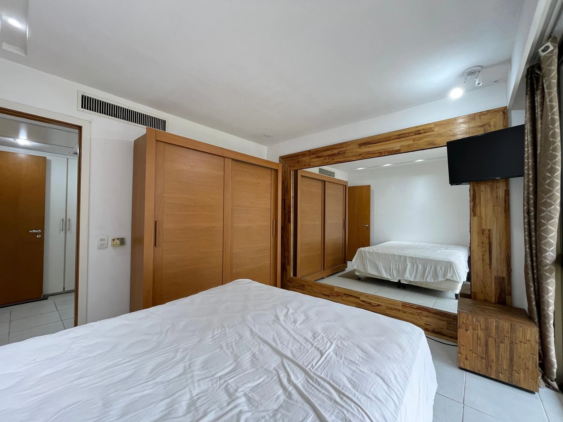 One-bedroom apartment with a washing machine — photo 7