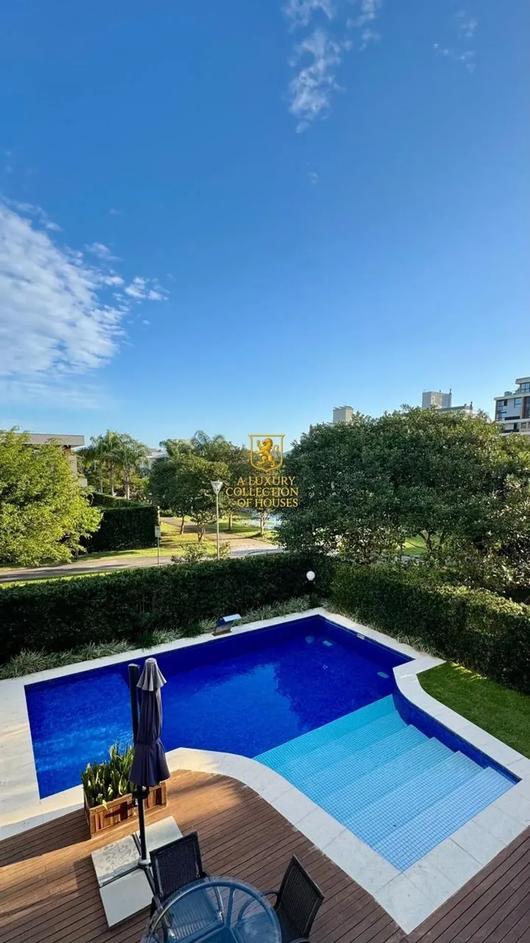 Casa mobiliada com 5 suítes e 7 banheiros