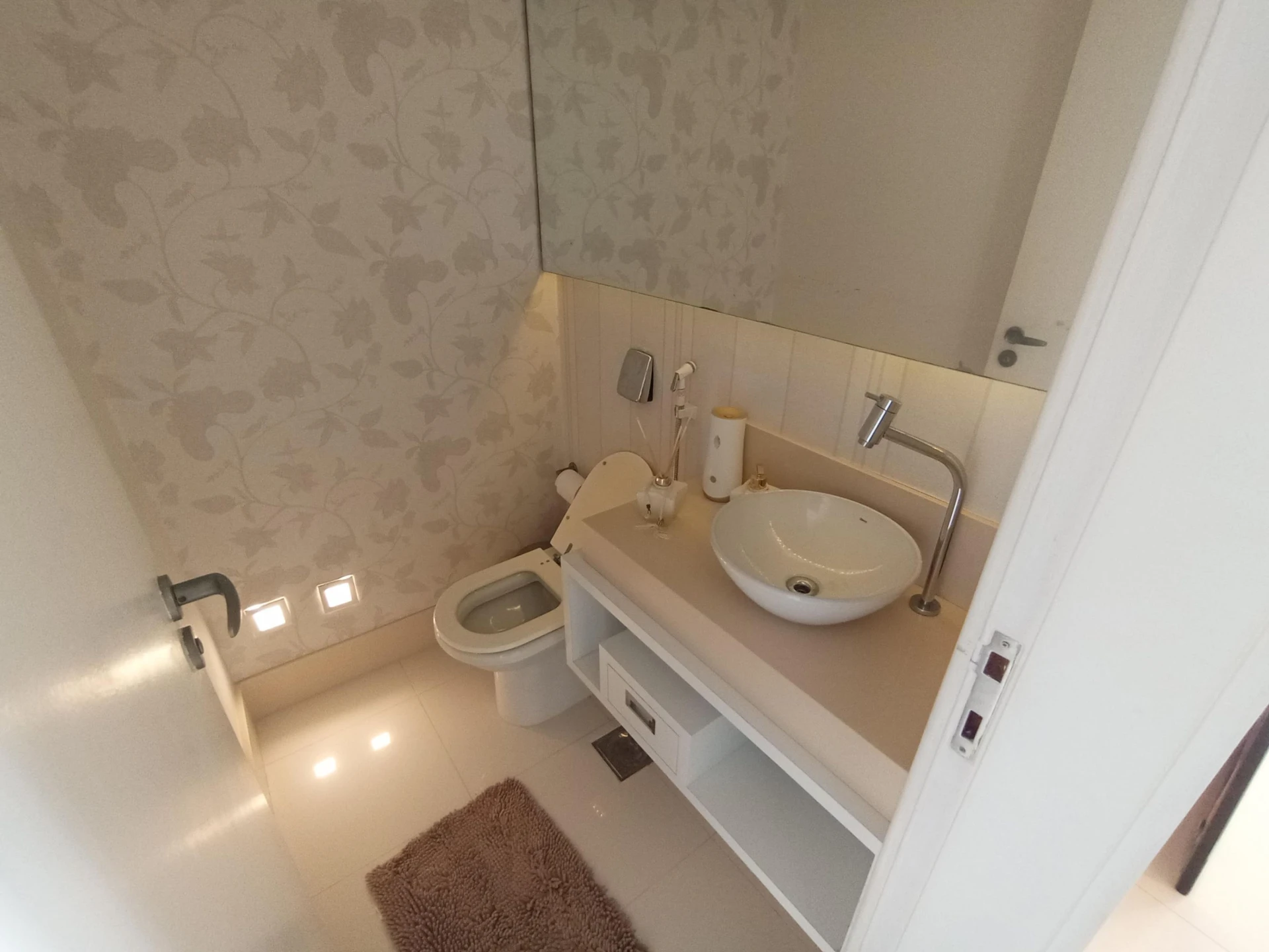 Furnished 3-bedroom apartment with enclosed balcony — photo 53