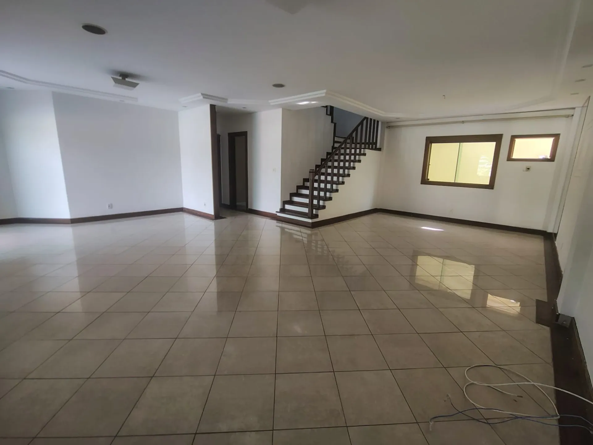 Casa para alugar 325 m² com 4 quartos e 5 banheiros