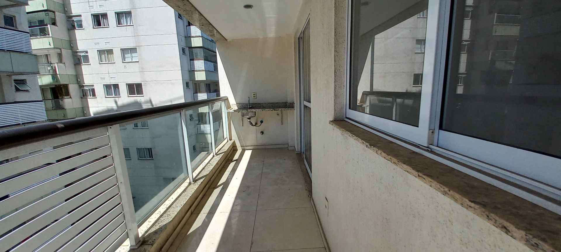 Apartment with 3 en-suites and 4 bathrooms — photo 2