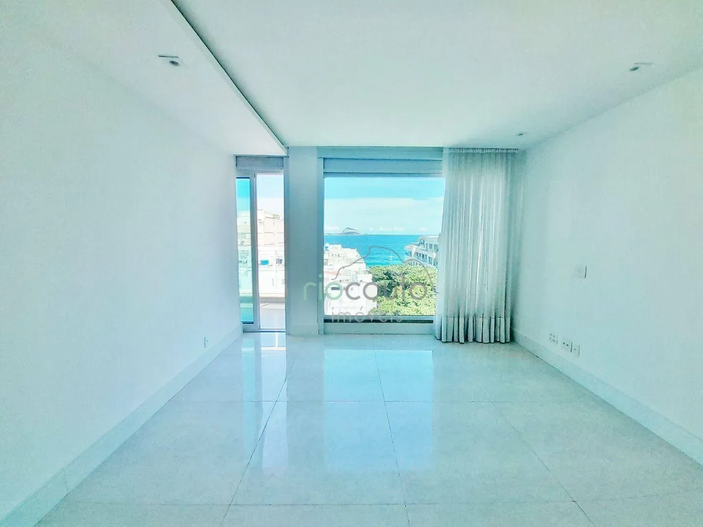 Apartment with 4 bedrooms and a balcony — photo 24