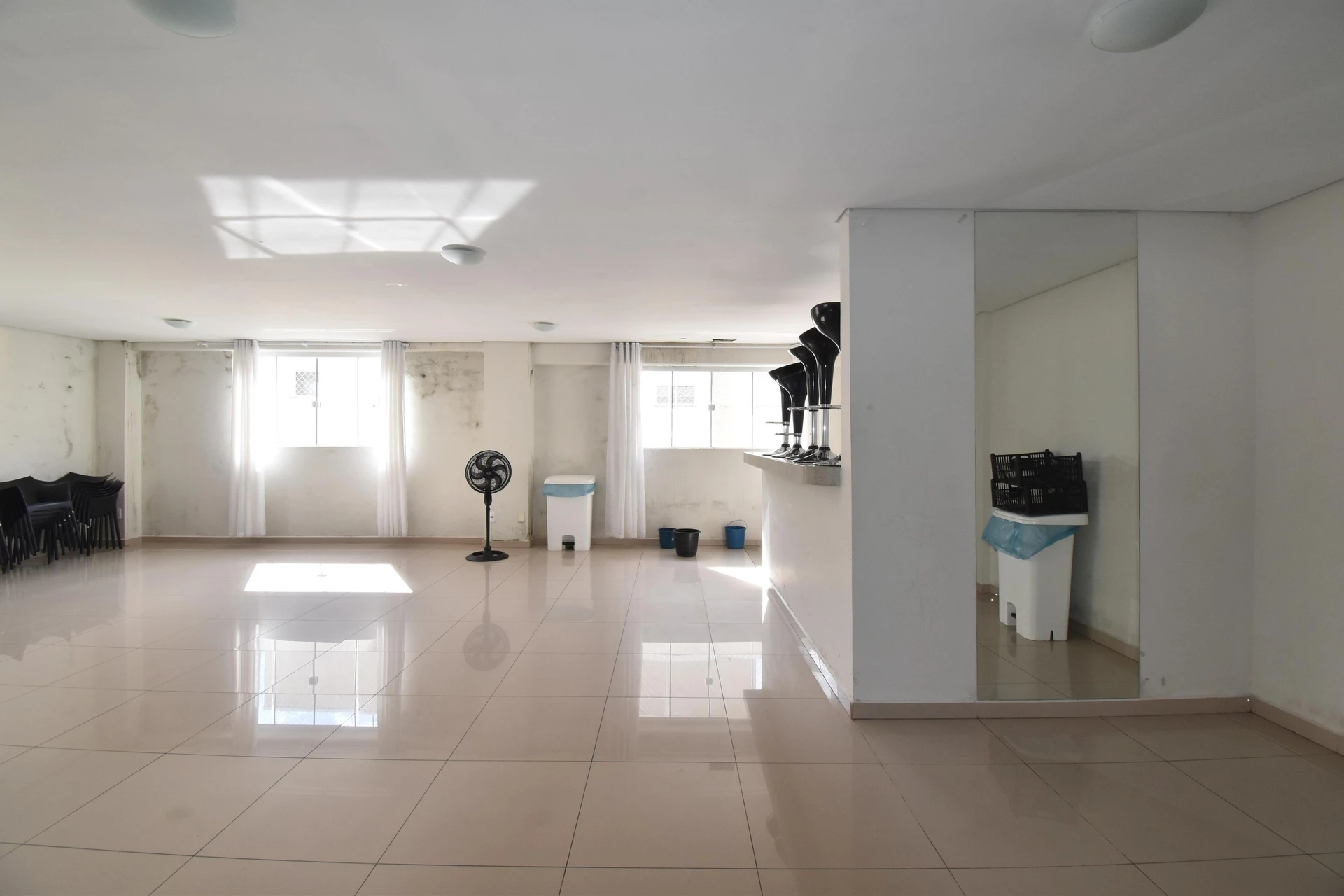 2-bedroom apartment in a building with a gym — photo 31