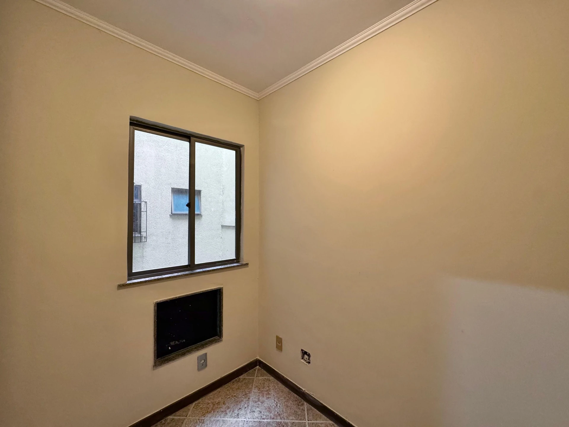 Unfurnished 3-bedroom apartment with enclosed balcony — photo 8