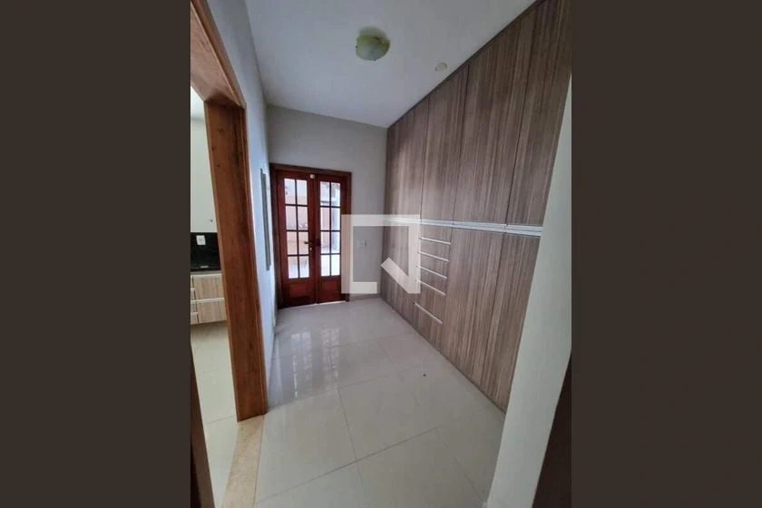 Casa, 760 m², com janelas do piso ao teto
