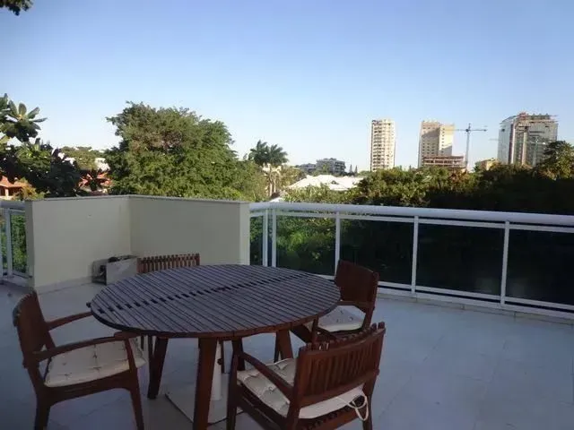 One-bedroom apartment in a building with a pool — photo 6