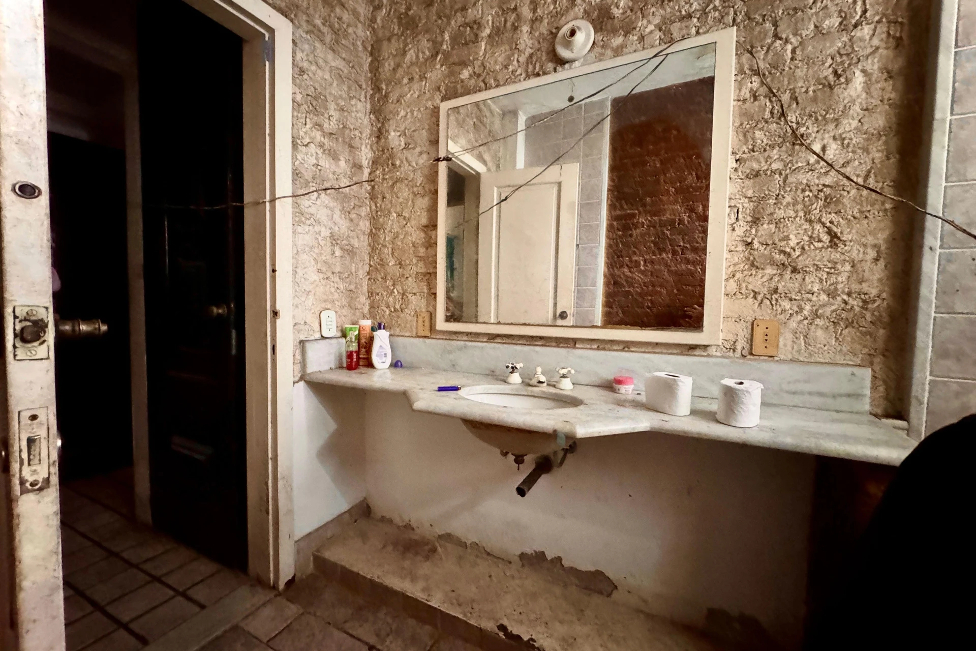 7-bedroom house with a bathtub — photo 12