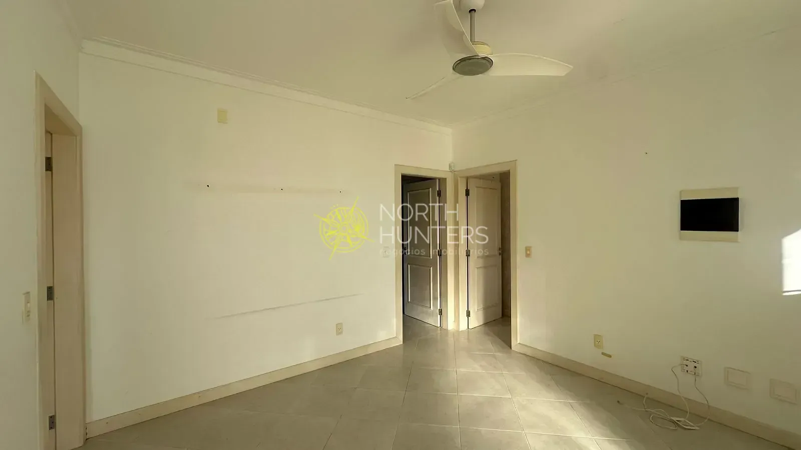 House with 4 bedrooms and shared pool area — photo 17