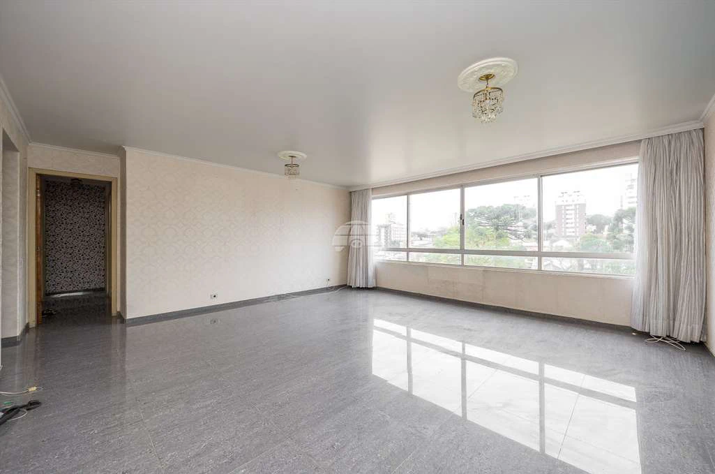 Apartment with 3 bedrooms and 2 bathrooms and a bright living room