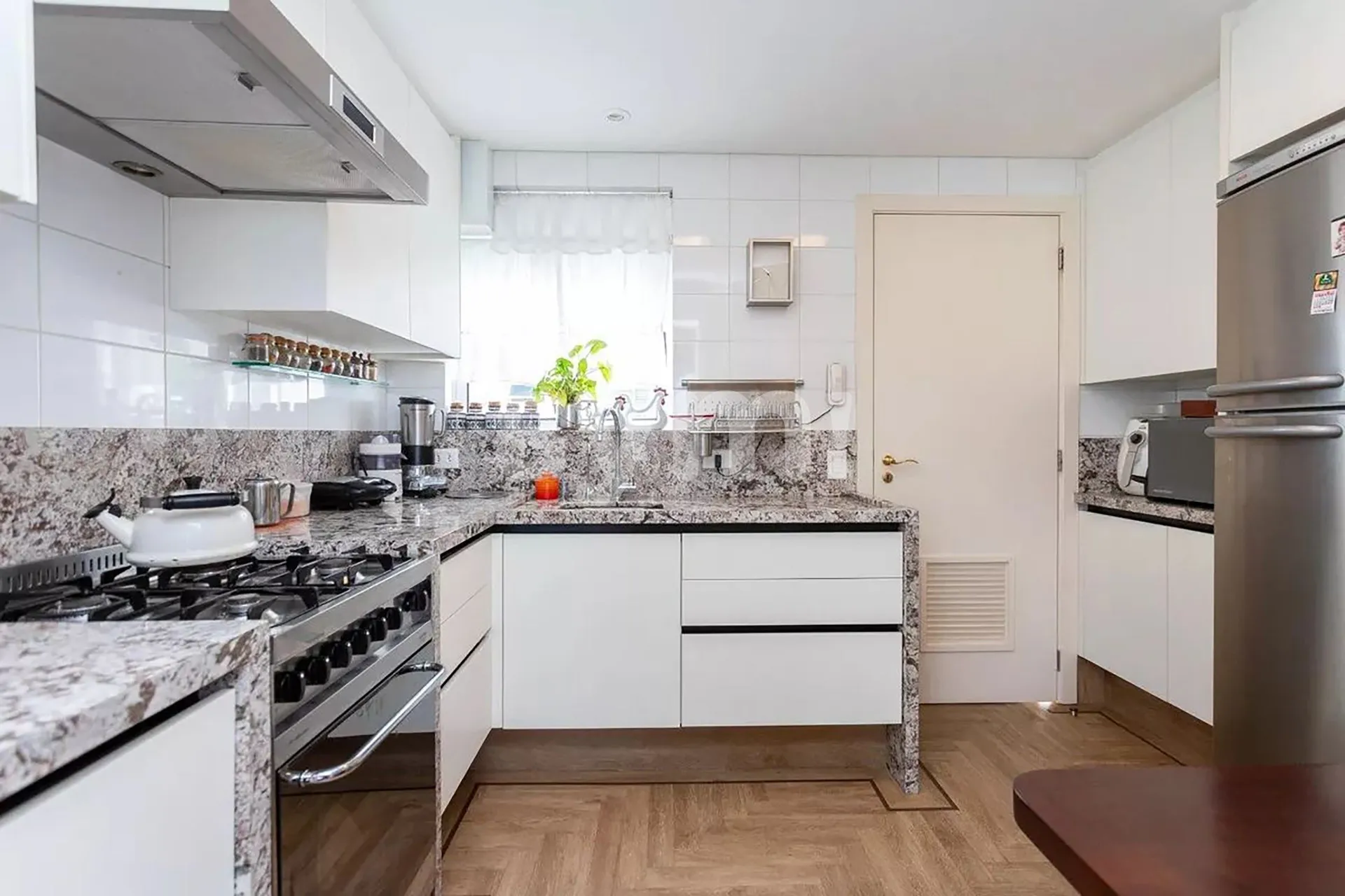 3-bedroom top-floor apartment with gas kitchen — photo 15