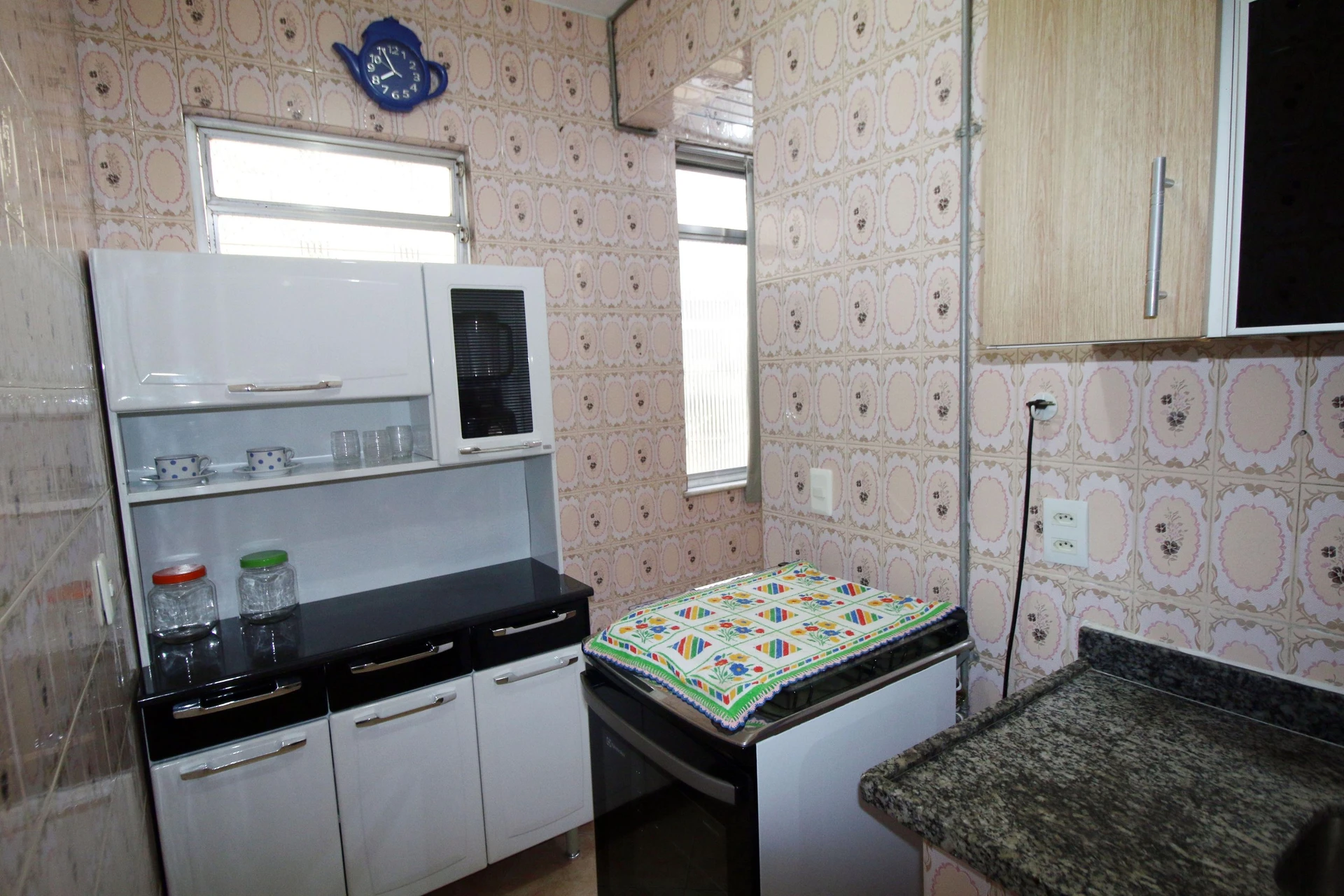 Furnished 2-bedroom apartment with 1 bathroom and glass shower — photo 10