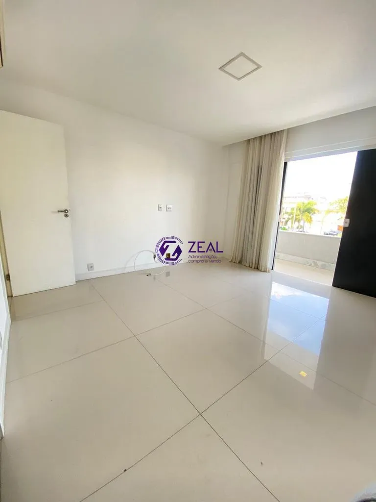 Balcony with a grill in a 4-bedroom house, 278 m² — photo 30